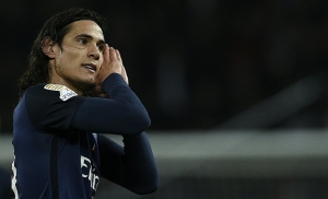 Edinson Cvani, do Paris Saint-Germain, comemora gol durante partida contra o Saint-Etienne, em Paris, no dia 15 de dezembro de 2015