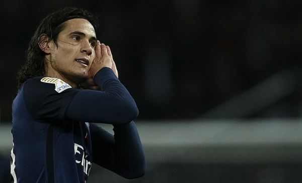 Edinson Cvani, do Paris Saint-Germain, comemora gol durante partida contra o Saint-Etienne, em Paris, no dia 15 de dezembro de 2015