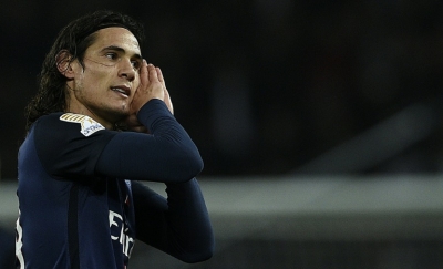 Edinson Cvani, do Paris Saint-Germain, comemora gol durante partida contra o Saint-Etienne, em Paris, no dia 15 de dezembro de 2015