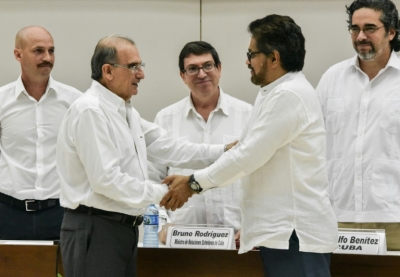 O chefe da delega&ccedil;&atilde;o do govern colombiano, Humberto de la Calle (E), e o chefe da delega&ccedil;&atilde;o das Farc, Ivan M&aacute;rquez, firmam acordo sobre as v&iacute;timas do conflito armado da Col&ocirc;mbia, em Havana, no dia 15 de dezembro de 2015