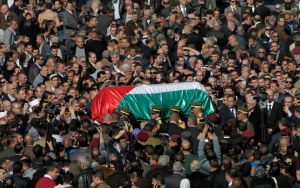 For&ccedil;as de seguran&ccedil;a palestinas carregam caix&atilde;o de Ziad Abu Ein durante seu fneral em Ramallah em 11 de dezembro de 2014