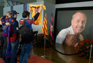 Torcedores do Barcelona homenageam o falecido Johan Cruyff no Camp Nou, 26 de mar&ccedil;o, 2016 em Barcelona, Espanha