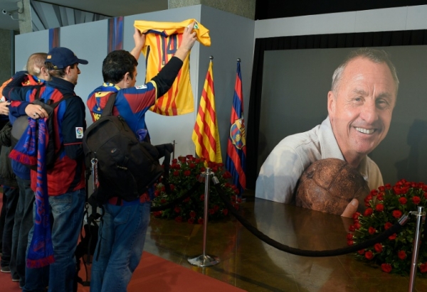 Torcedores do Barcelona homenageam o falecido Johan Cruyff no Camp Nou, 26 de mar&ccedil;o, 2016 em Barcelona, Espanha