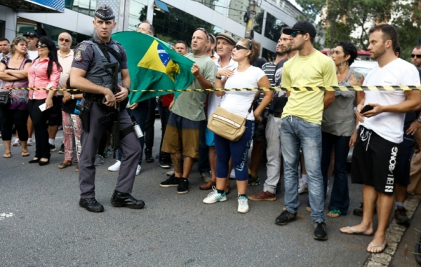 A Pol&iacute;cia Federal fez buscas nesta sexta-feira na resid&ecirc;ncia do ex-presidente Luiz In&aacute;cio Lula da Silva em S&atilde;o Paulo e o levou para prestar depoimento para investigar se cometeu crimes de corrup&ccedil;&atilde;o e de lavagem de dinheiro no &acirc;mbito dos esc&acirc;ndalos da Petrobras