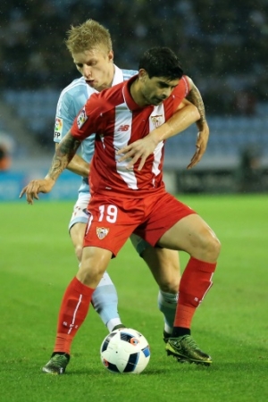 Celta Vigo's Danish midfielder Daniel Wass (L) vies with Sevilla's Argentinian midfielder Ever Banega during the Spanish Copa del Rey (King's Cup) semifinal second leg football match RC Celta de Vigo vs Sevilla FC at Balaidos stadium in Vigo on February 11, 2016.