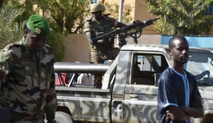 Soldados patrulham Niamei, na regi&atilde;o de Diffa, no N&iacute;ger, no dia 19 de mar&ccedil;o de 2016