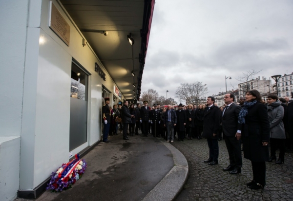 O presidente franc&ecirc;s, Frab&ccedil;ois Hollande, o primeiro-ministro, Manuel Valls, e a prefeita de Paris, Anne Hidalgo, inauguram placa em homenagem &agrave;s v&iacute;timas do sequestro do supermercado kosher Hyper Cacher, em Paris, no dia 5 de janeiro de 2016