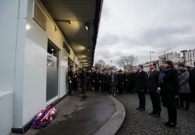 O presidente franc&ecirc;s, Frab&ccedil;ois Hollande, o primeiro-ministro, Manuel Valls, e a prefeita de Paris, Anne Hidalgo, inauguram placa em homenagem &agrave;s v&iacute;timas do sequestro do supermercado kosher Hyper Cacher, em Paris, no dia 5 de janeiro de 2016