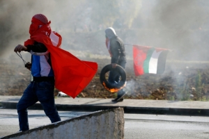 Uma palestina tentou esfaquear israelenses perto da col&ocirc;nia de Kiryat Arba, na Cisjord&acirc;nia ocupada, antes de ser "neutralizada", indicaram neste domingo a pol&iacute;cia e o ex&eacute;rcito de Israel