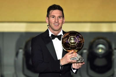 Lionel Messi posa com a Bola de Ouro da Fifa, em Zurique, no dia 11 de janeiro de 2016
