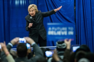 A dist&acirc;ncia entre a ex-secret&aacute;ria de Estado e Sanders, senador por Vermont, diminuiu