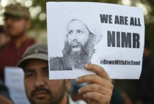 Multid&atilde;o protesta diante da embaixada saudita em Karachi, no Paquist&atilde;o, em 3 de janeiro de 2016, ap&oacute;s a execu&ccedil;&atilde;o de Al-Nimr