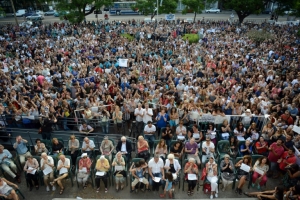 (Arquivo) Pessoas participam de manifesta&ccedil;&atilde;o organizada pela ONG Av&oacute;s da Pra&ccedil;a de Maio pelas v&iacute;timas da ditadura militar argentina, em Buenos Aires, no dia 9 de janeiro de 2016