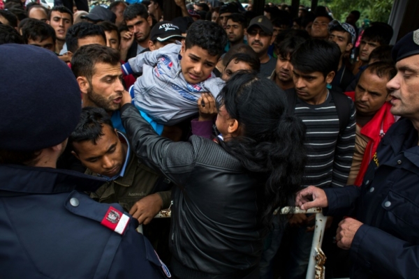 Migrantes e refugiados tentam embarcar em um trem rumo a Viena, em Nickelsdorf, &Aacute;ustria, no dia 5 de setembro de 2015