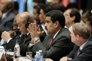O presidente venezuelano, Nicol&aacute;s Maduro (C), participa de c&uacute;pula de pa&iacute;ses caribenhos em Havana, Cuba