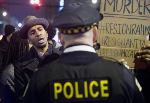 Imagem do protesto pela morte do jovem Laquan McDonald, realizado em Chicago, Estados Unidos, no dia 25 de novembro de 2015
