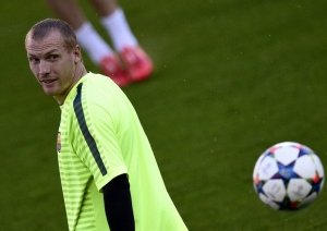 (Arquivo) O zagueiro franc&ecirc;s do Barcelona, Jeremy Mathieu, participa de um treino em Paris, Fran&ccedil;a, no dia 14 de abril de 2015