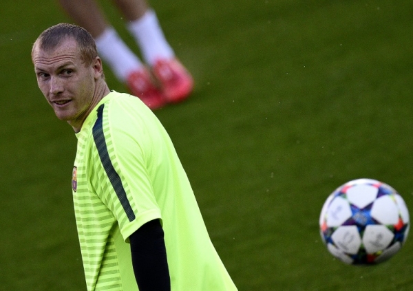 (Arquivo) O zagueiro franc&ecirc;s do Barcelona, Jeremy Mathieu, participa de um treino em Paris, Fran&ccedil;a, no dia 14 de abril de 2015