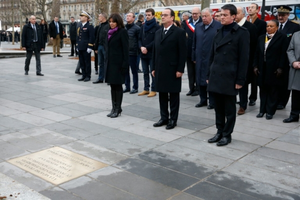 O presidente Fran&ccedil;ois Hollande (C), a prefeita de Paris, Anne Hidalgo (E), e o primeiro-ministro Manuel Valls prestam homenagem &agrave;s v&iacute;timas dos atentados de Paris, no dia 10 de janeiro de 2016