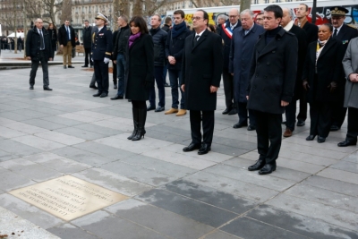 O presidente Fran&ccedil;ois Hollande (C), a prefeita de Paris, Anne Hidalgo (E), e o primeiro-ministro Manuel Valls prestam homenagem &agrave;s v&iacute;timas dos atentados de Paris, no dia 10 de janeiro de 2016