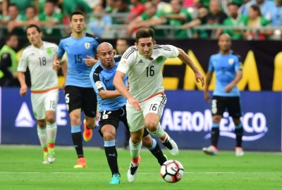 Herrera (E) marcou o terceiro gol do M&eacute;xico, em 5 de junho, em Glendale