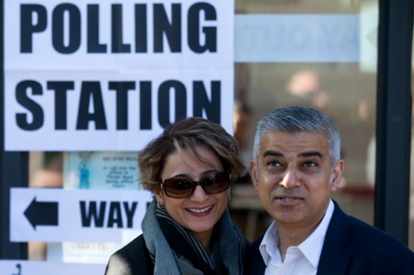 Khan e a mulher, Saadiya, em um centro de vota&ccedil;&atilde;o no sul da capital brit&acirc;nica