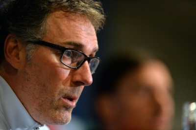 O t&eacute;cnico do PSG, Laurent Blanc, participa de uma entrevista coletiva em Londres
