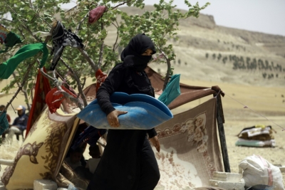 (4 jun) Mulher que fugiu de Minbej chega a um acampamento nos arredores da cidade