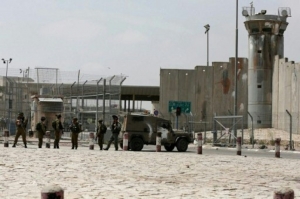 For&ccedil;as de seguran&ccedil;a israelenses protegem o ponto de controle de Kalandia, entre Jerusal&eacute;m e Ramallah, 27 de abril de 2016