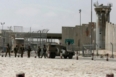 For&ccedil;as de seguran&ccedil;a israelenses protegem o ponto de controle de Kalandia, entre Jerusal&eacute;m e Ramallah, 27 de abril de 2016