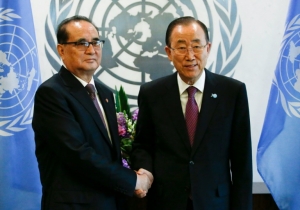Secret&aacute;rio Geral da ONU Ban Ki-moon (D) e Ri Su-Yong