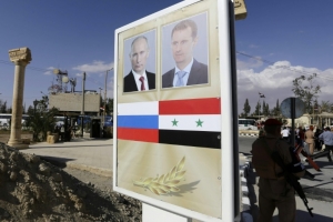 (6 mai) Placa em Palmira com a imagem do presidente russo, Vladimir Putin (e), e do colega s&iacute;rio, Bachar al-Assad