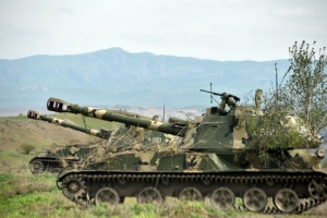 Um tanque &eacute; visto na regi&atilde;o de Nagorno-Karabakh, no dia 5 de abril de 2016