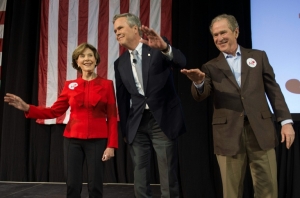 George W. Bush e sua esposa Laura participam de com&iacute;cio de seu irm&atilde;o Jeb Bush em Charleston, Carolina do Sul, em 15 de fevereiro de 2016