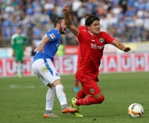 Hanover's Chilean defender Miiko Albornoz (R) and Darmstadt's midfielder Marcel Heller vie for the ball with Hanover's midfielder Manuel Schmiedebach (L) during the German first division Bundesliga football match SV Darmstadt 98 vs Hannover 96 in Darmstadt, western Germany, on August 15, 2015. AFP PHOTO / DANIEL ROLAND RESTRICTIONS: DURING MATCH TIME: DFL RULES TO LIMIT THE ONLINE USAGE TO 15 PICTURES PER MATCH AND FORBID IMAGE SEQUENCES TO SIMULATE VIDEO. == RESTRICTED TO EDITORIAL USE == FOR FURTHER QUERIES PLEASE CONTACT DFL DIRECTLY AT + 49 69 650050.