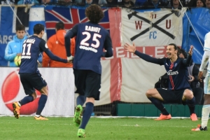 Zlatan Ibrahimovic (D) comemora o gol marcadopor Di Mar&iacute;a (E), em 7 de fevereiro, em Marselha