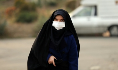 Uma estudante iraniana usa m&aacute;scara para se proteger da polui&ccedil;&atilde;o do ar em Teer&atilde;, 19 de dezembro, 2015