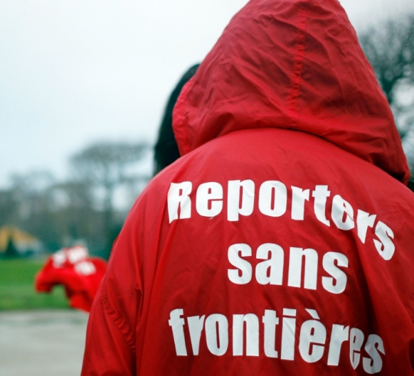 (Arquivo) Um ativista da ONG Rep&oacute;rteres sem Fronteiras (RSF) &eacute; visto em Paris, no dia 16 de dezembro de 2014