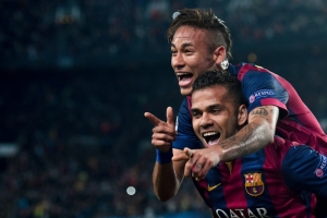 Os jogadores do Barcelona Neymar e Daniel Alves, em Barcelona, no dia 21 de abril de 2015