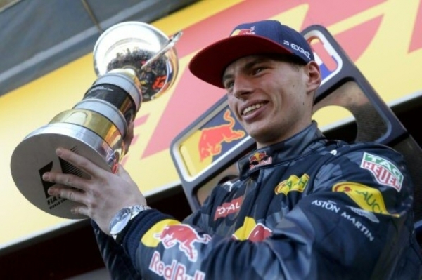 O piloto Max Verstappen comemora sua hist&oacute;rica vit&oacute;ria no GP da Espanha, em 15 de maio de 2016