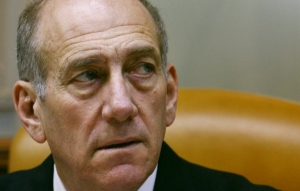 (Arquivo) O ex-primeiro-ministro israelense Ehud Olmert, em Jerusal&eacute;m, no dia 13 de agosto de 2006