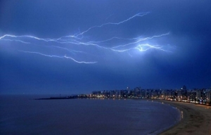 Raios iluminam o c&eacute;u de Montevid&eacute;u, no Uruguai, em 5 de julho de 2009
