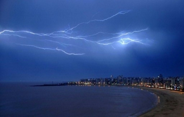 Raios iluminam o c&eacute;u de Montevid&eacute;u, no Uruguai, em 5 de julho de 2009