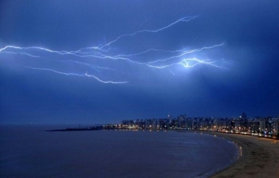 Raios iluminam o c&eacute;u de Montevid&eacute;u, no Uruguai, em 5 de julho de 2009