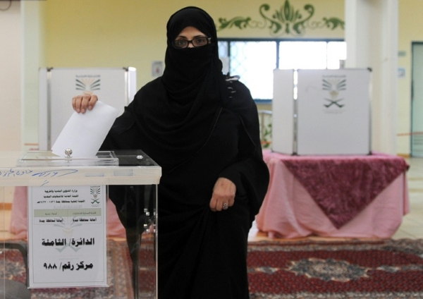 (12 dez) Eleitora saudita vota em Jid&aacute;