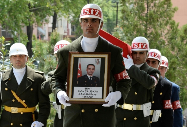 Tr&ecirc;s soldados turcos foram mortos neste domingo por uma bomba em Nusaybin, no sudeste da Turquia, onde as for&ccedil;as de seguran&ccedil;a lutam contra os rebeldes do Partido dos Trabalhadores do Curdist&atilde;o (PKK), informou uma autoridade militar.