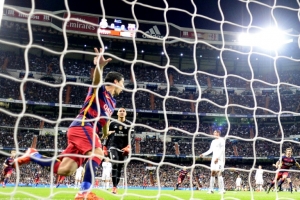 (Arquivo) O uruguaio Su&aacute;rez comemora um gol em partida do Barcelona contra o Real Madrid, na capital espanhola, em 21 de novembro de 2015