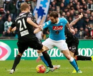 Higua&iacute;n (D) anotou o gol da vit&oacute;ria do Napoli sobre o Carpi, em 7 de fevereiro, em N&aacute;poles