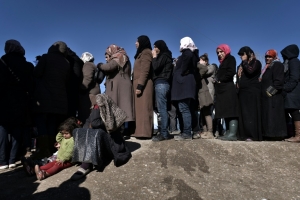 Mulheres refugiadas s&atilde;o vistas na fronteira da Gr&eacute;cia com a Maced&ocirc;nia, perto da cidade grega de Idomeni, em 5 de mar&ccedil;o de 2016