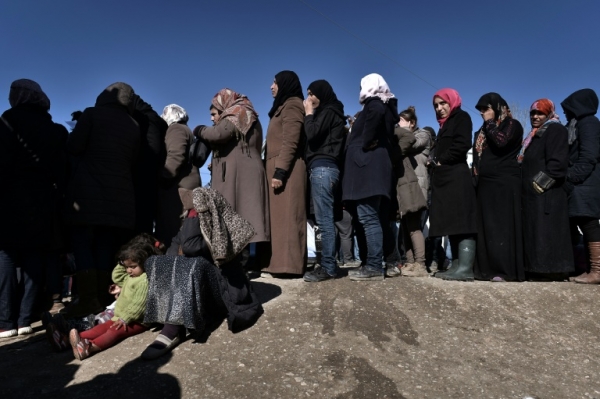 Mulheres refugiadas s&atilde;o vistas na fronteira da Gr&eacute;cia com a Maced&ocirc;nia, perto da cidade grega de Idomeni, em 5 de mar&ccedil;o de 2016
